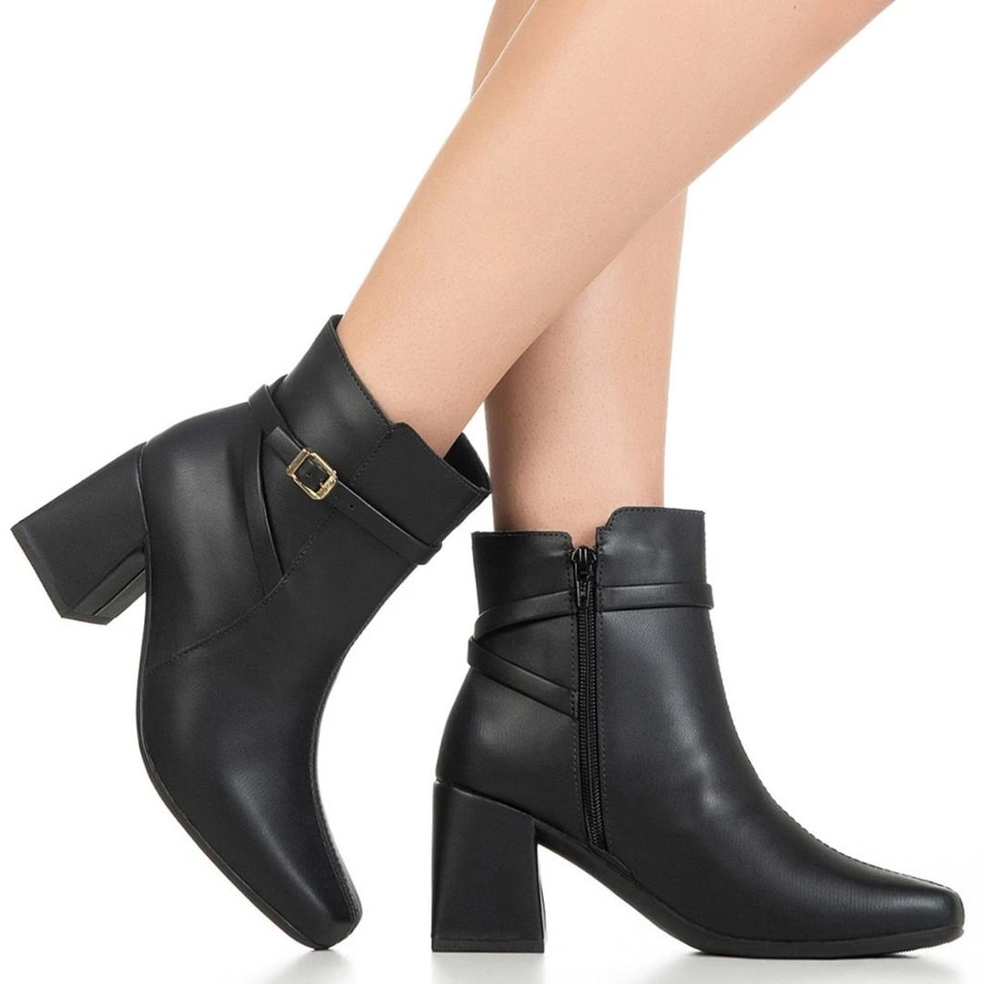 Bota Feminina GiGiL Bico Quadrado Cano Curto Salto Bloco Médio Detalhe Lateral Fivela Clássica